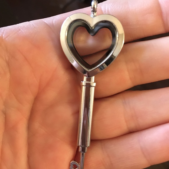 Rhinestone Magnetic Heart Locket Key Shape Pendant - Picture 3 of 4